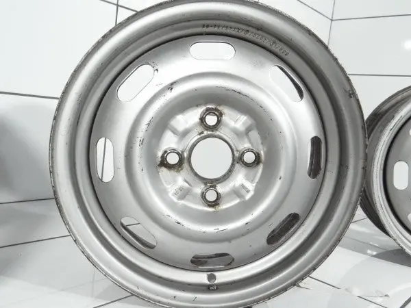 14' Srebrny Mazda 323 1